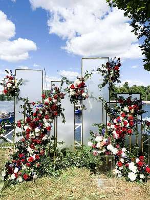 Композиция из золотых рамок