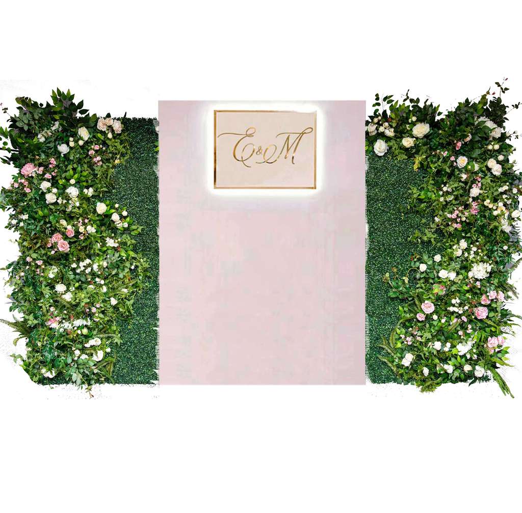 Фотозона с белым центром и зелеными панелями из самшита