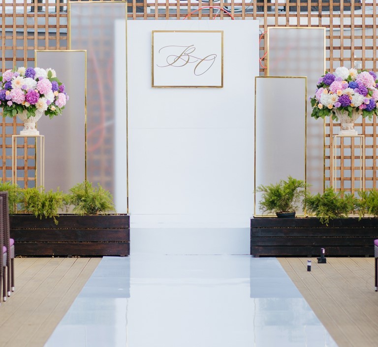 Белая фотозона с золотыми рамками