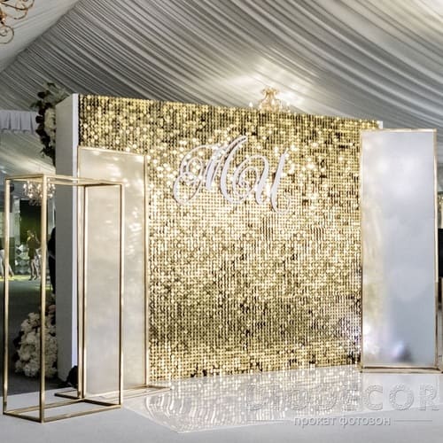 фото золотая фотозона с рамками на свадьбу