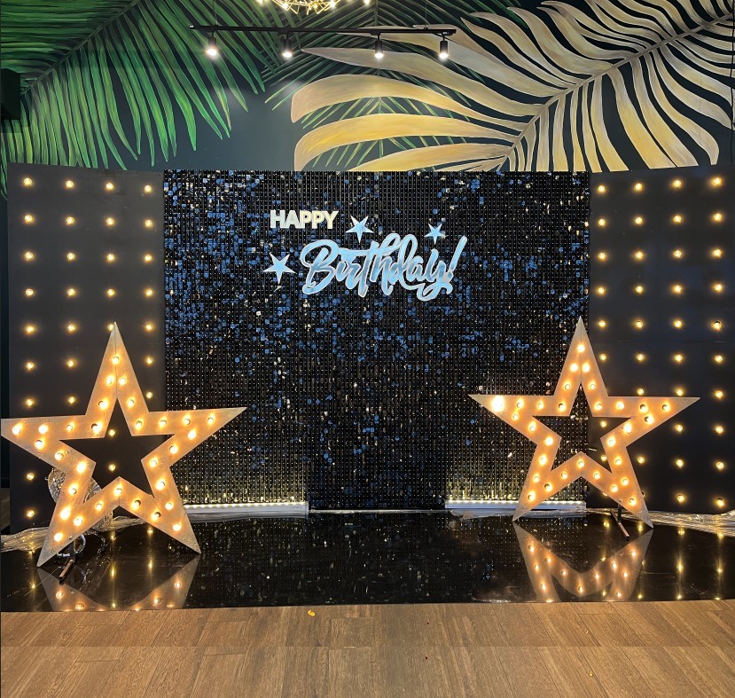 Фотозона из пайеток с лампочками