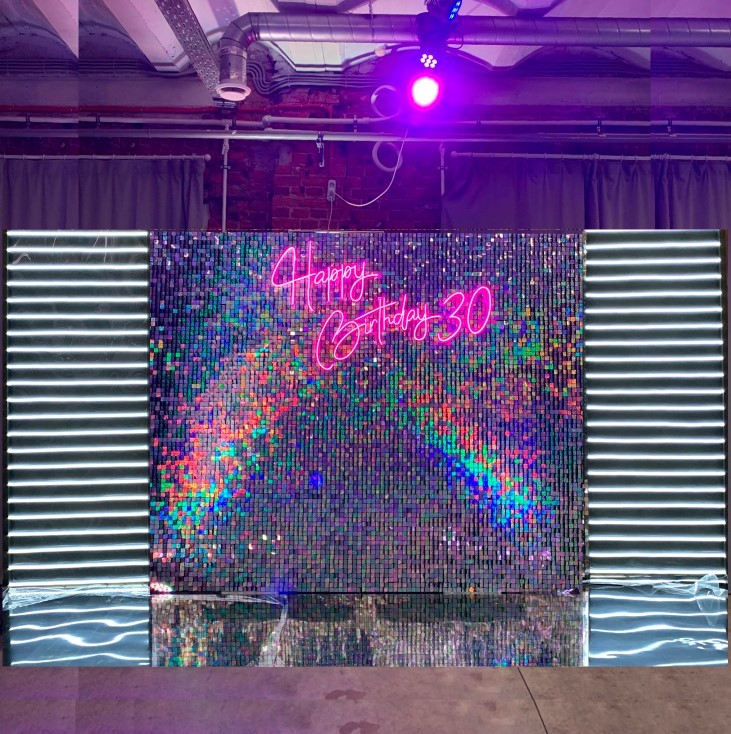 Неоновые фотозона с мерцающими пайетками