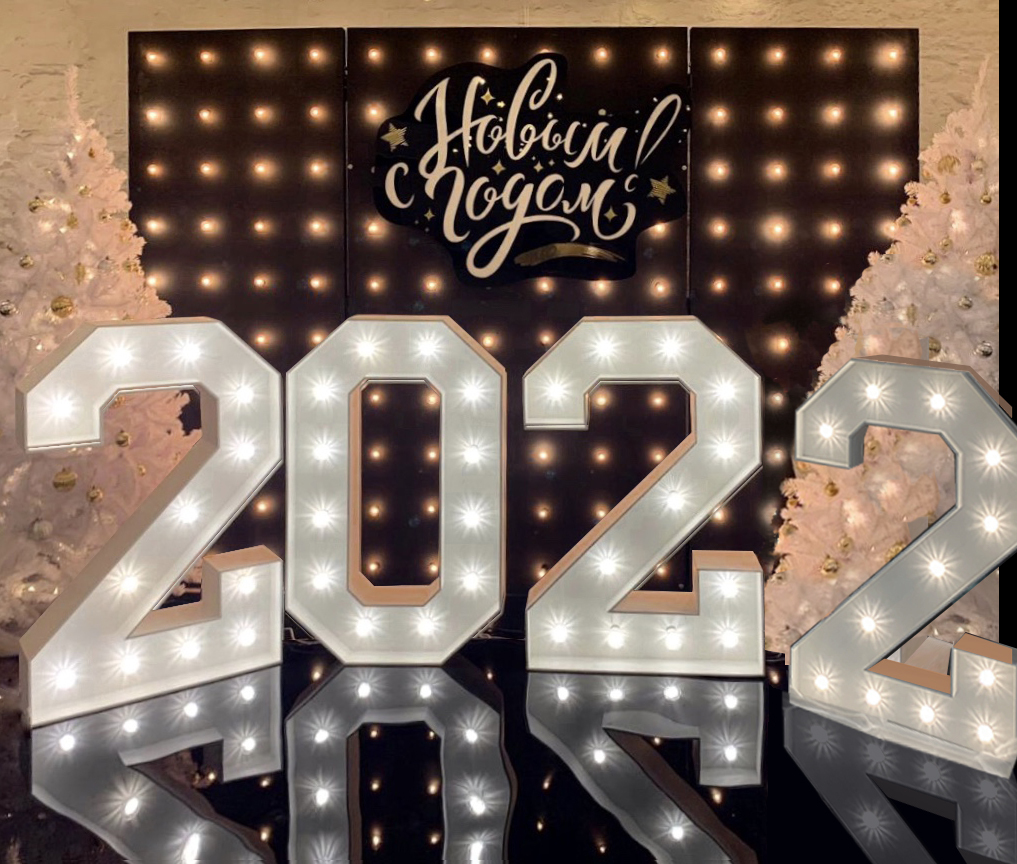 Ширма из лампочек с цифрами и елкой