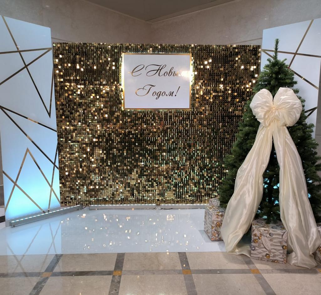 Мерцающая золотая фотозона с белыми глянцевыми панелями