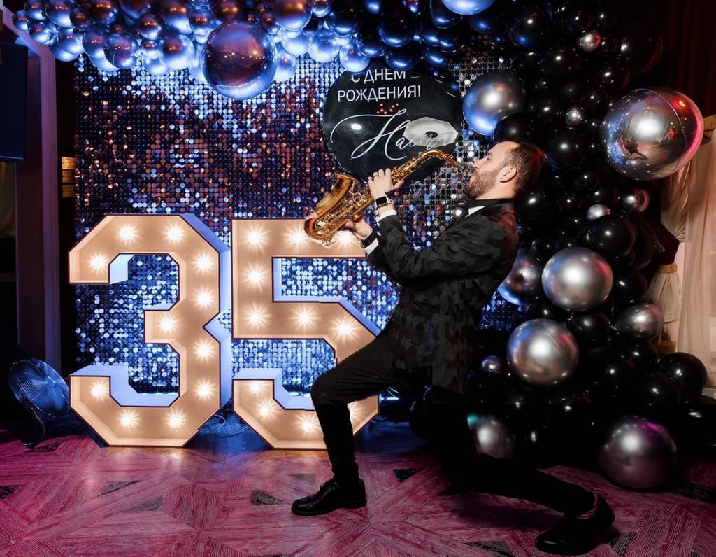 Фотозона на день рождения с шарами и цифрами