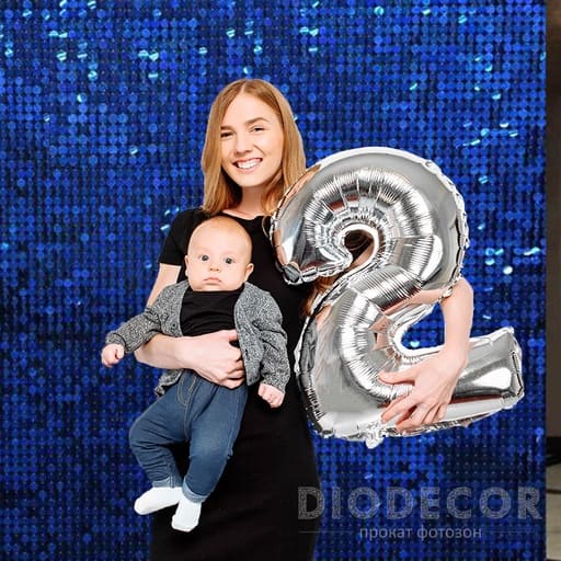 Синяя фотозона из пайеток