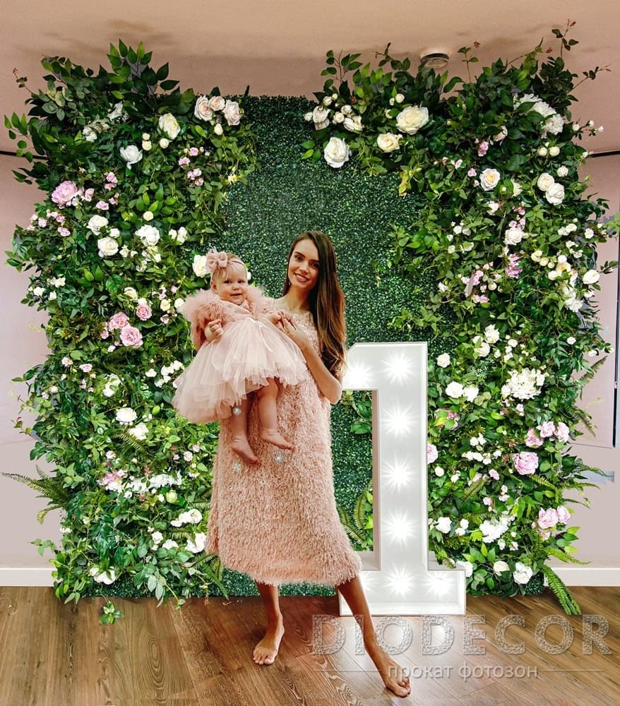 Цветочная фотозона на детский день рождения