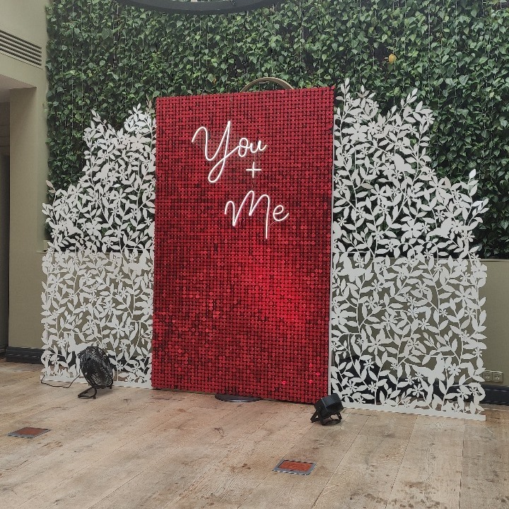 Мерцающая  фотозона с белыми листиками