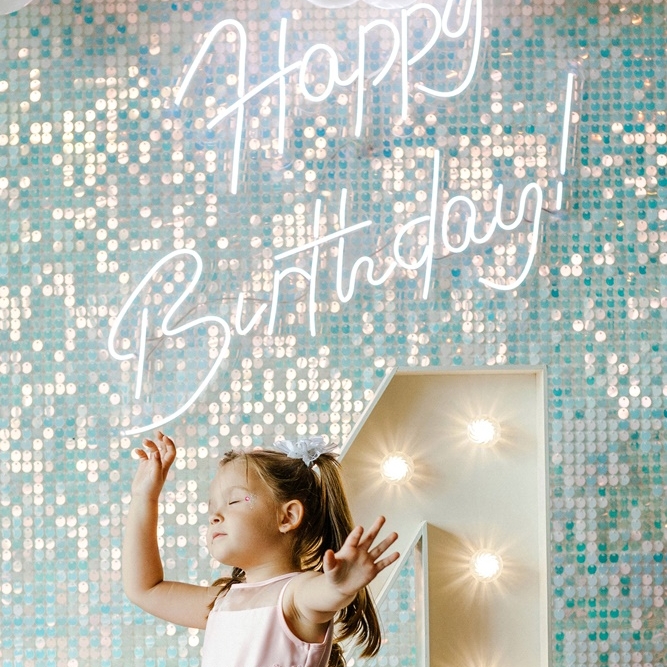 Фотозона из небесных пайеток на день рождения