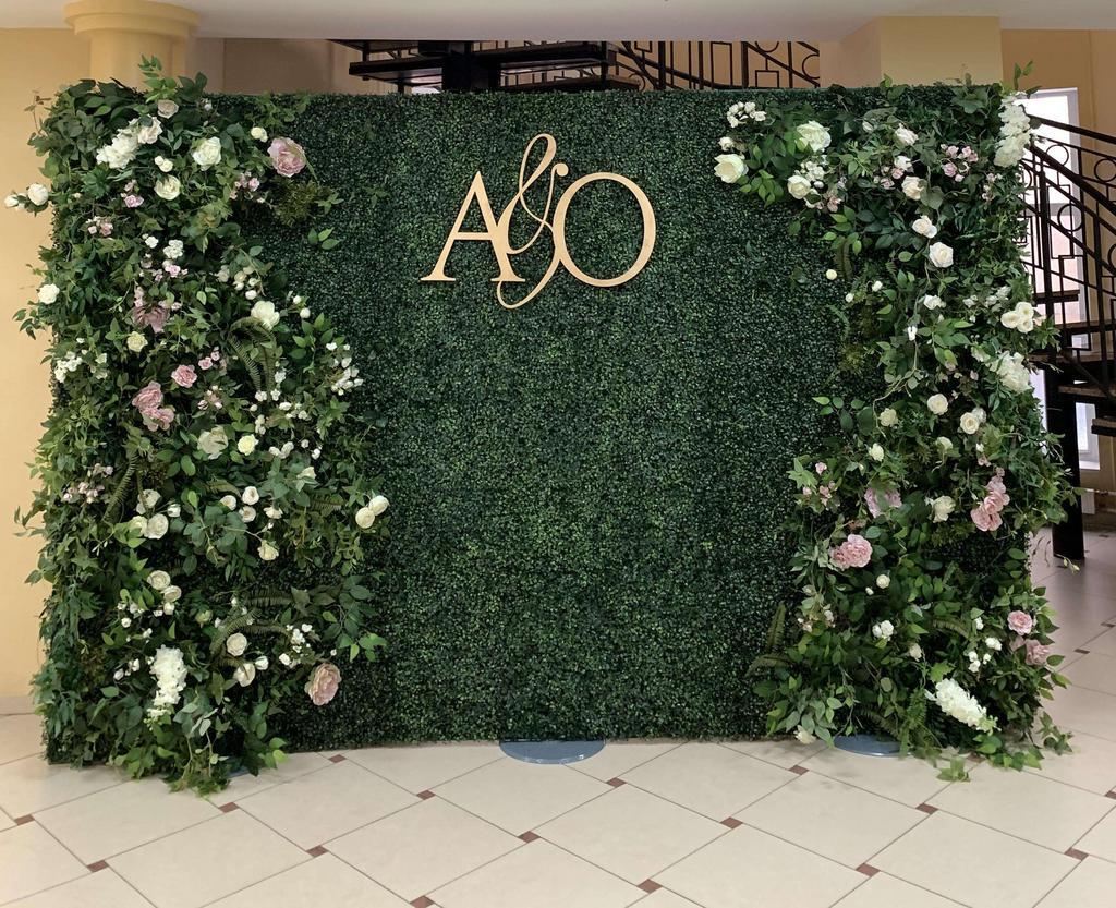 Зеленая фотозона на свадьбу с цветами (3,6)