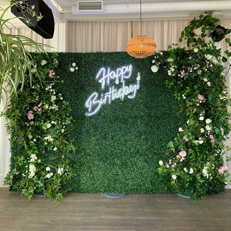 Зеленая фотозона на день рождения с цветами (3.6м)