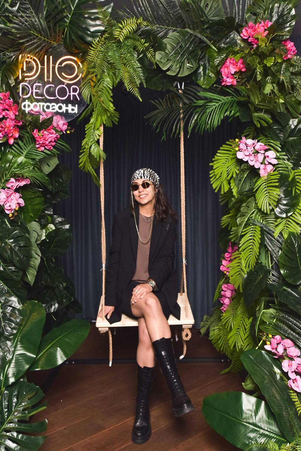 Фотозона качели в цветах