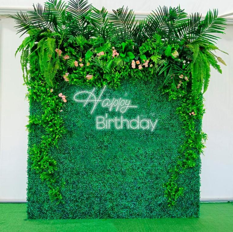 Тропическая фотозона на день рождения