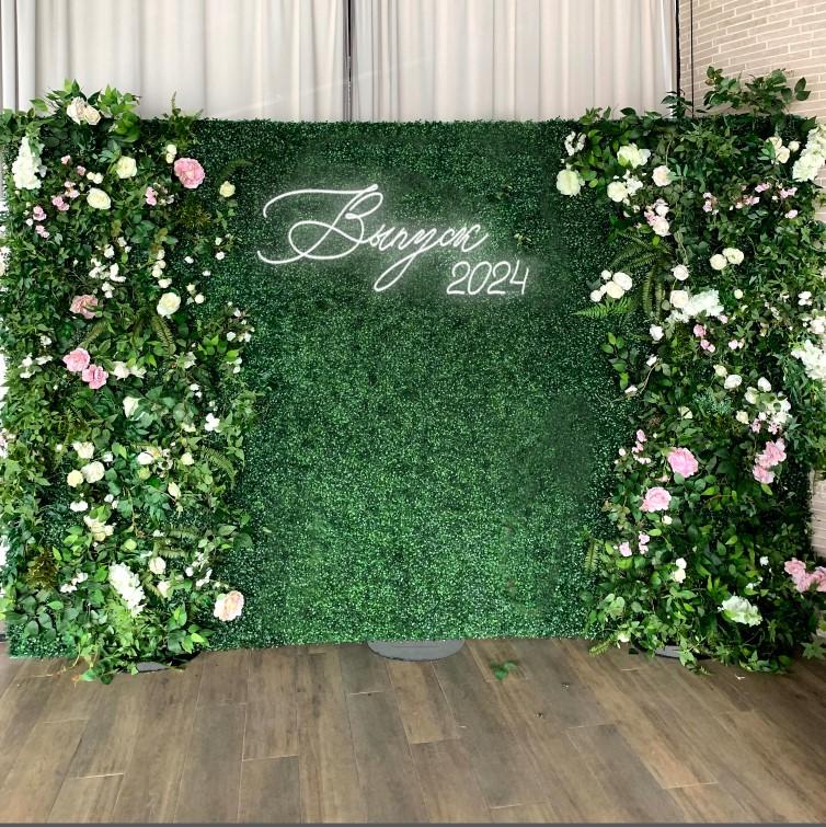 Фотозона на выпускной с цветами