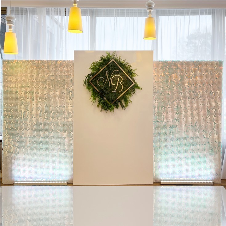 Свадебная фотозона с пайетками и белым центром