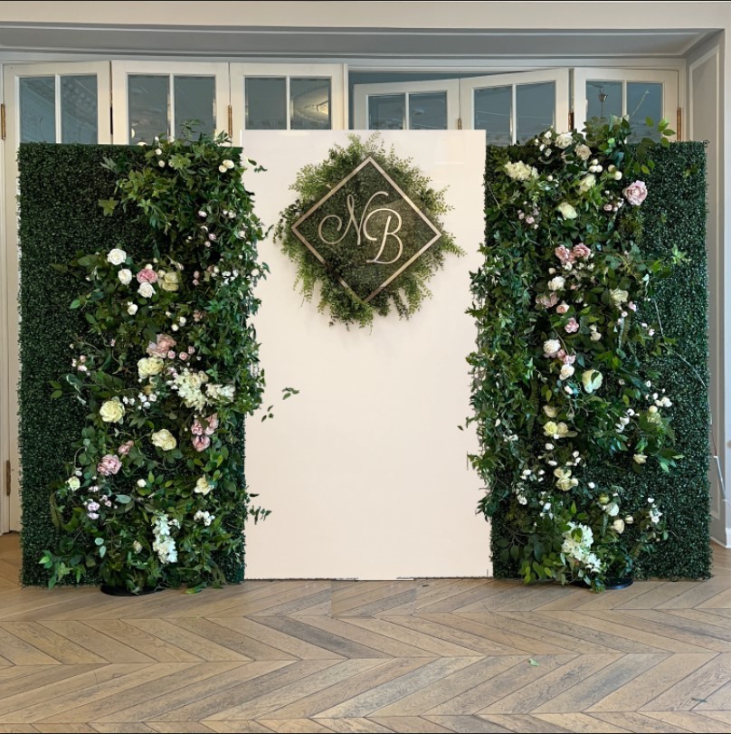 Белый глянцевый центр с цветочными панелями