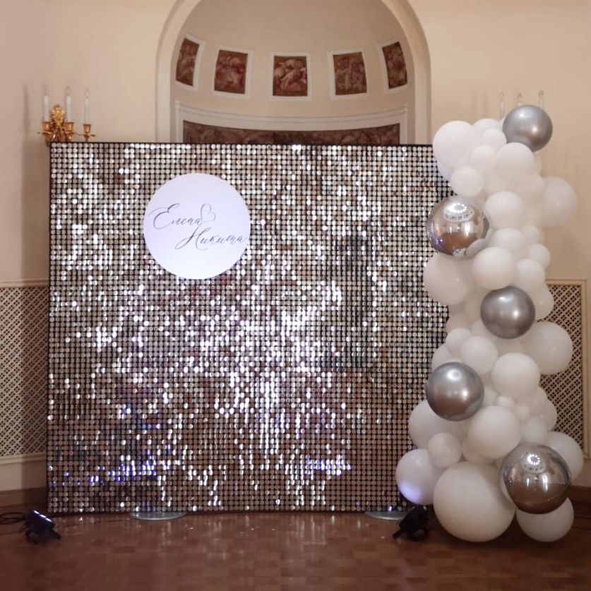 Фотозона из пайеток с шарами и панно