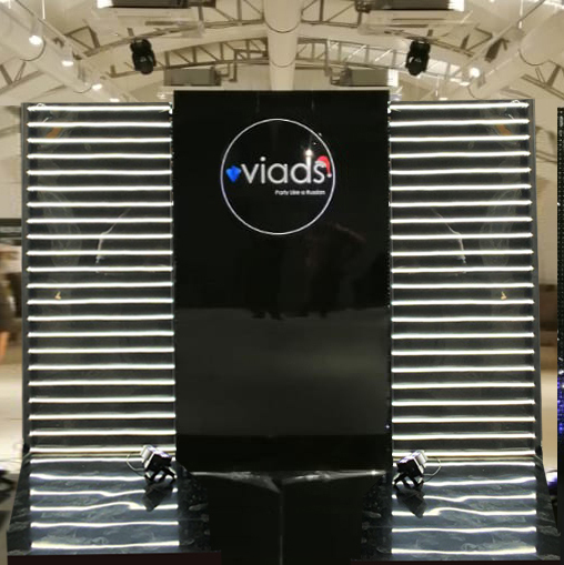 Глянцевая фотозона с неоновыми панелями