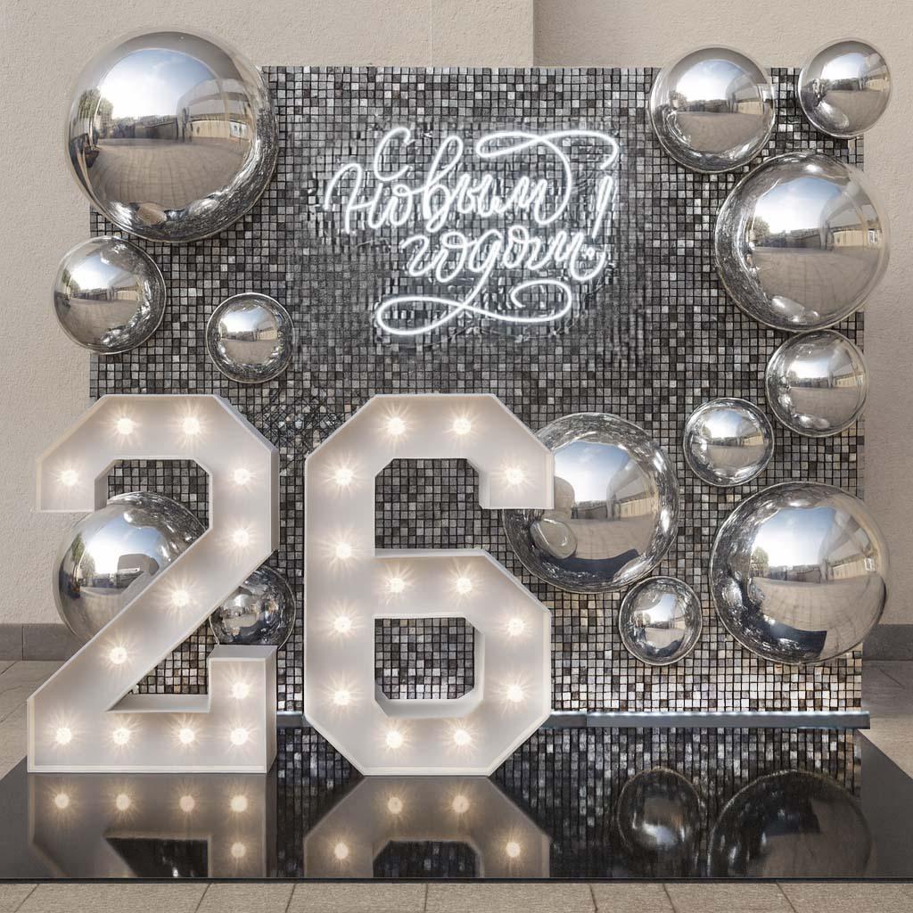 Новогодняя фотозона с зеркальными шарами и цифрами