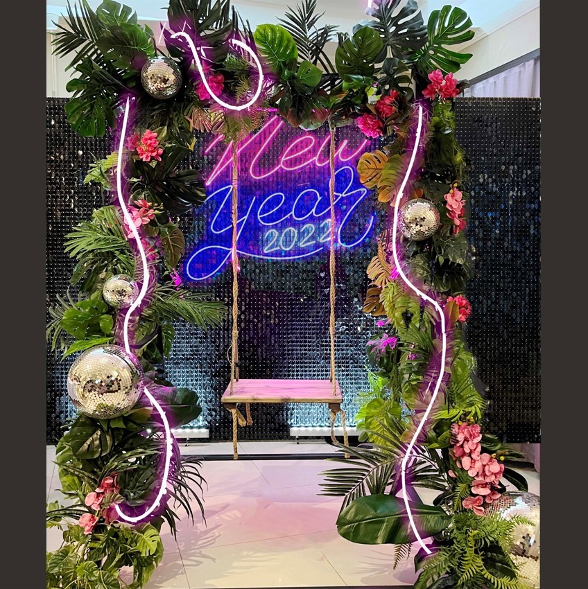 Новогодняя фотозона качели в тропиках