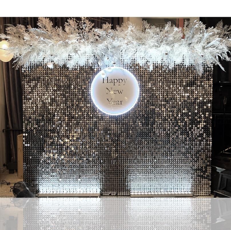 Новогодняя фотозона с белыми ветками