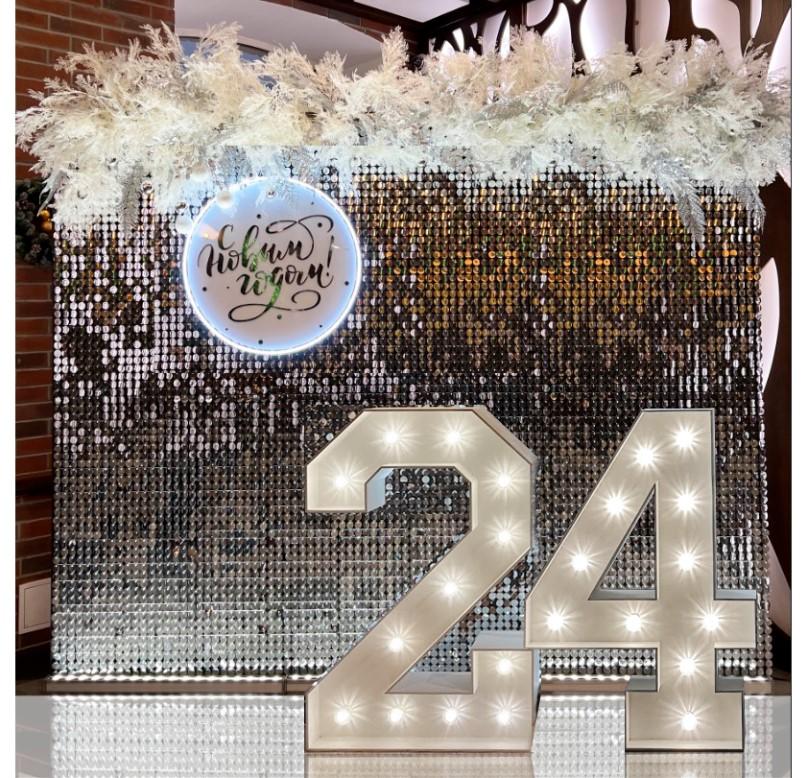 Фотозона с цифрами и оформлением из веток