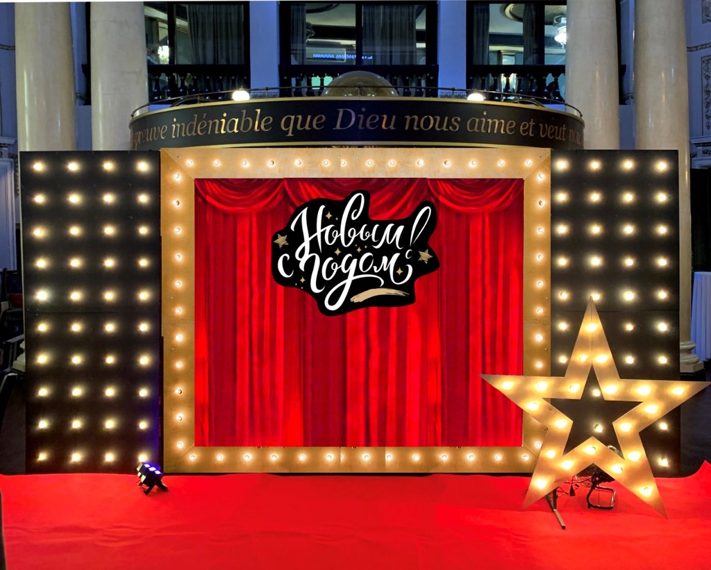 Экран с лампочками и панелями