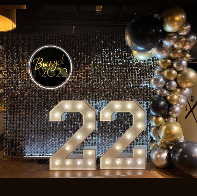 Фотозона на выпускной с цифрами и неоновым панно