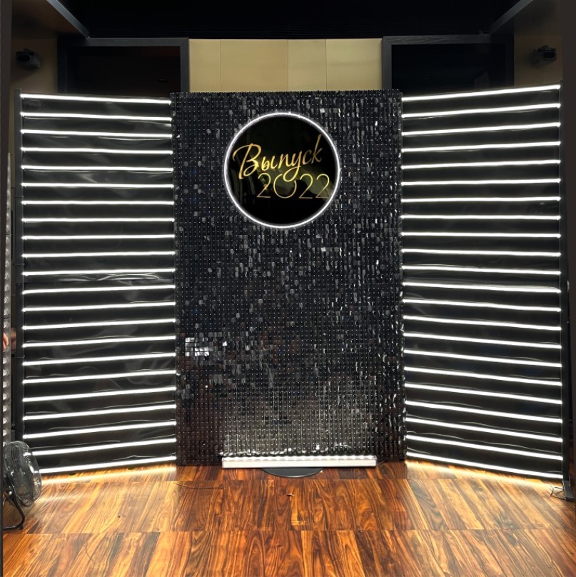 Неоновая фотозона на выпускной