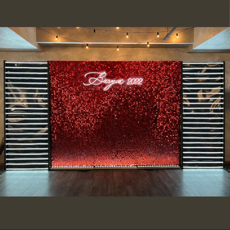 Фотозона на выпускной из неона и пайеток