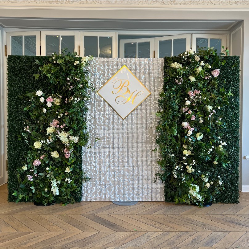 Фотозона на свадьбу с цветами и пайетками