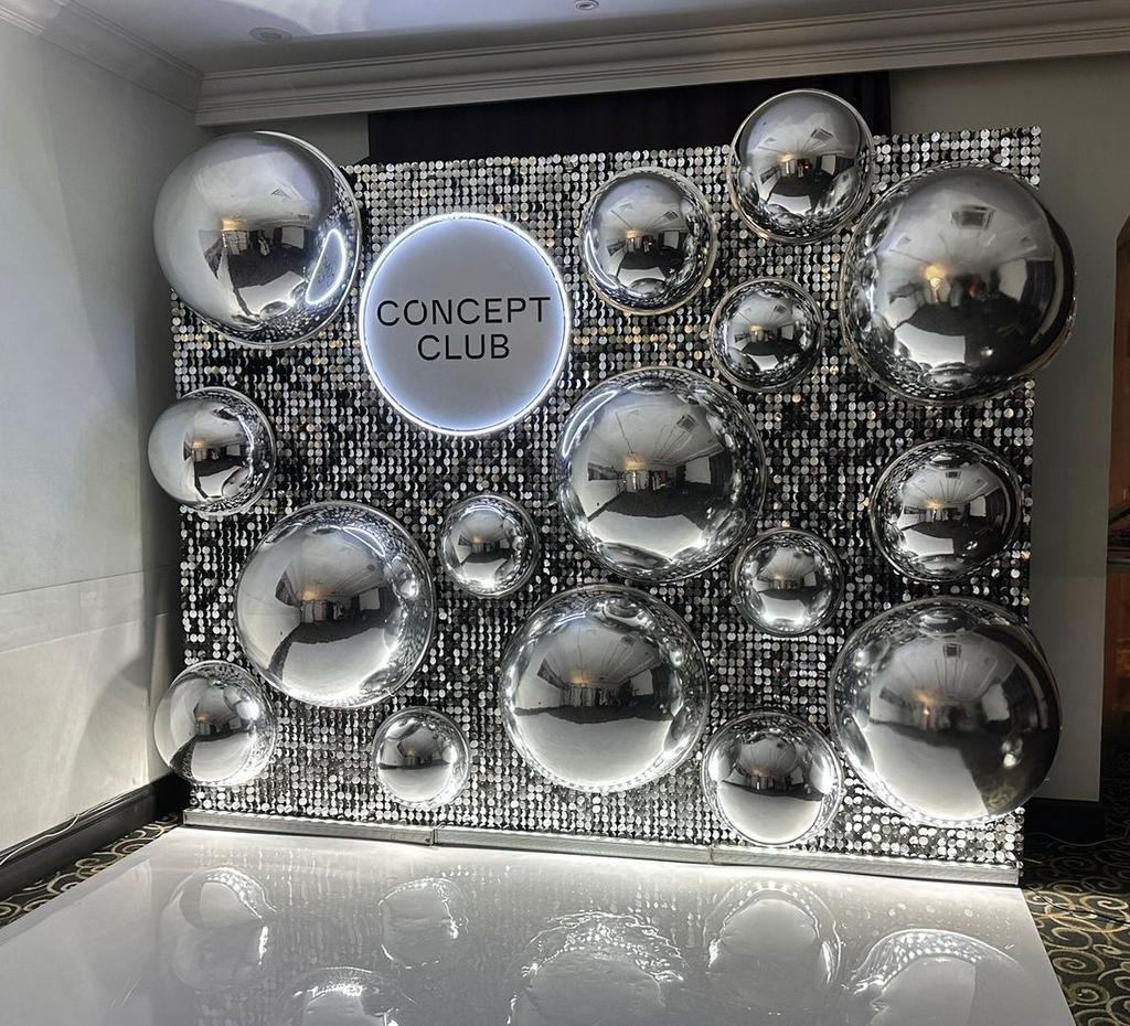 Зеркальная фотозона со сферами