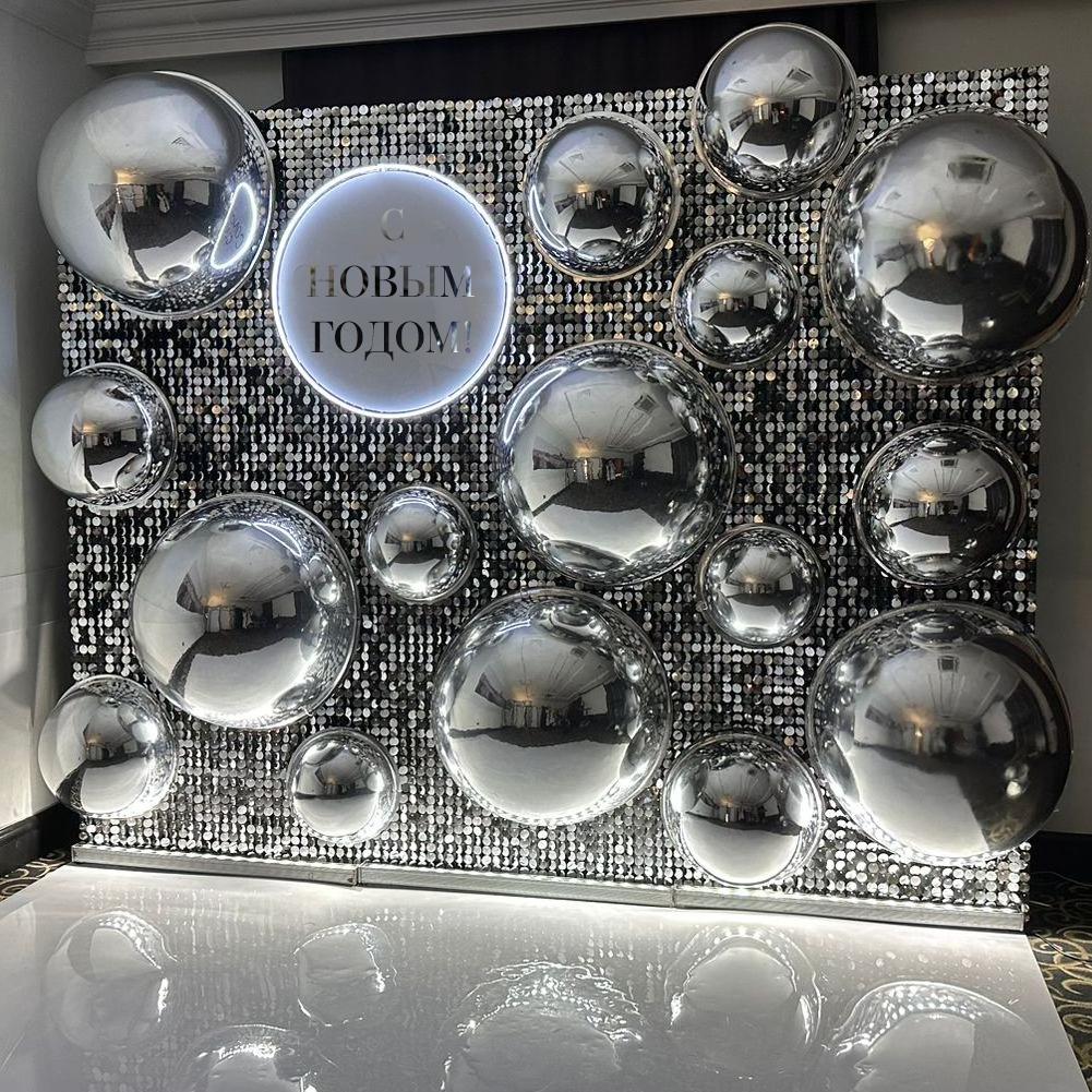 Зеркальная фотозона со сферами