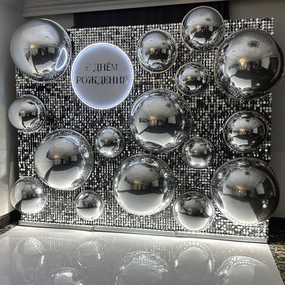 Зеркальная фотозона со сферами