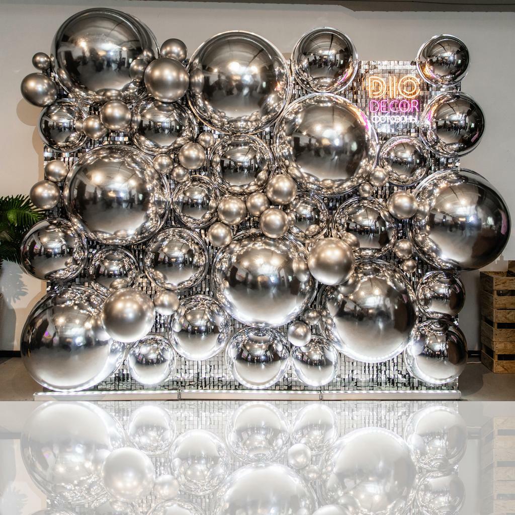 Фотозона из зеркальных шаров