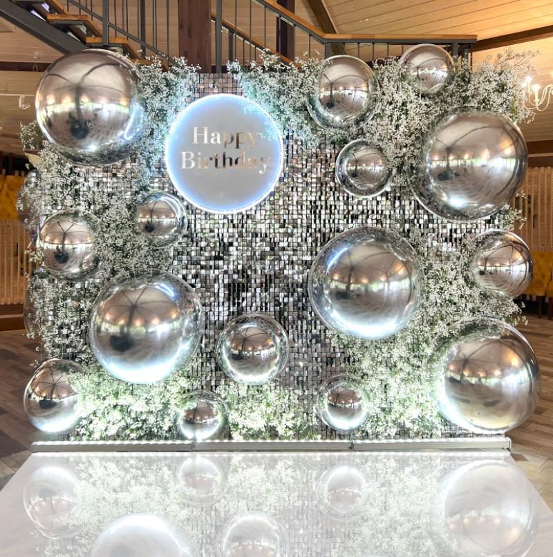 Зеркальная фотозона с цветами на день рождения