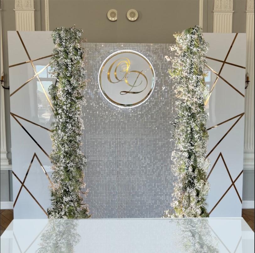 Белая фотозона с цветами