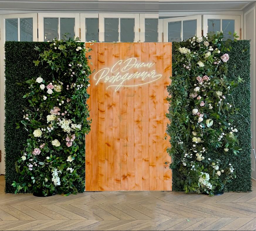 Деревянная фотозона с цветами
