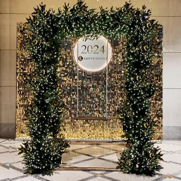 Новогодние качели с еловыми ветками