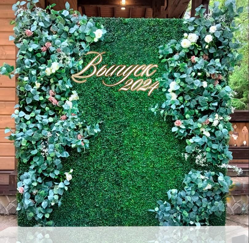 Фотозона на выпускной с цветами