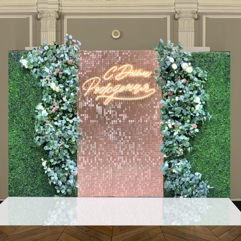 Фотозона из пайеток c цветами на день рождения