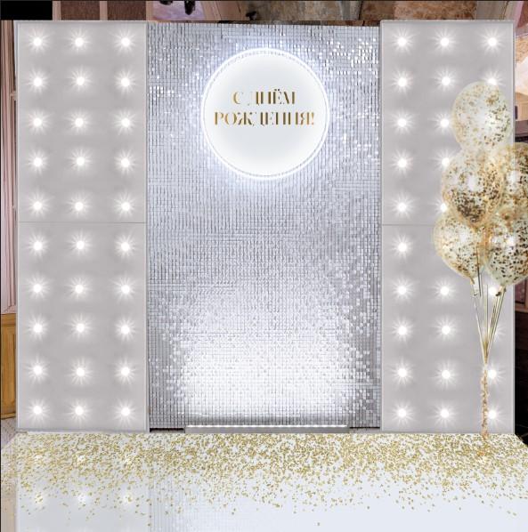 Белая фотозона с лампочками