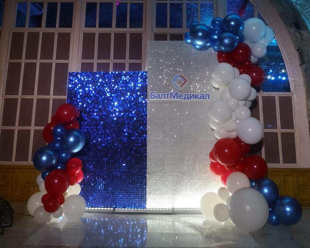 Ярусная фотозона из пайеток с шарами