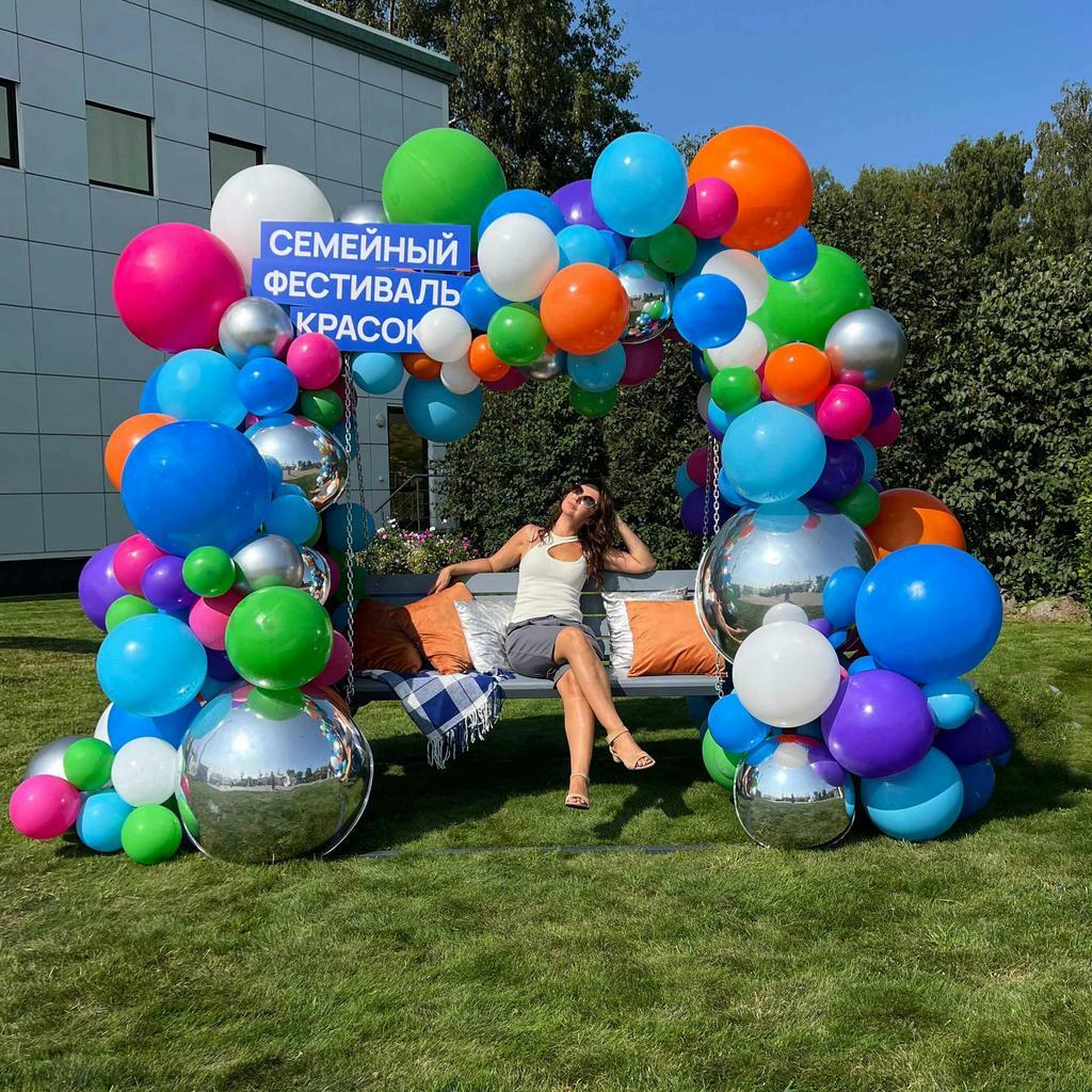 Фотозона качели для двоих в шарах