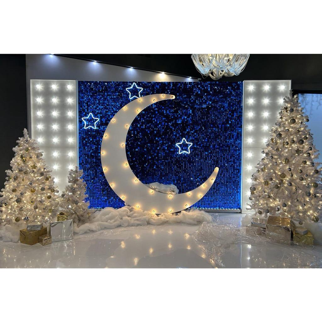 Луна на мерцающем фоне с лампами