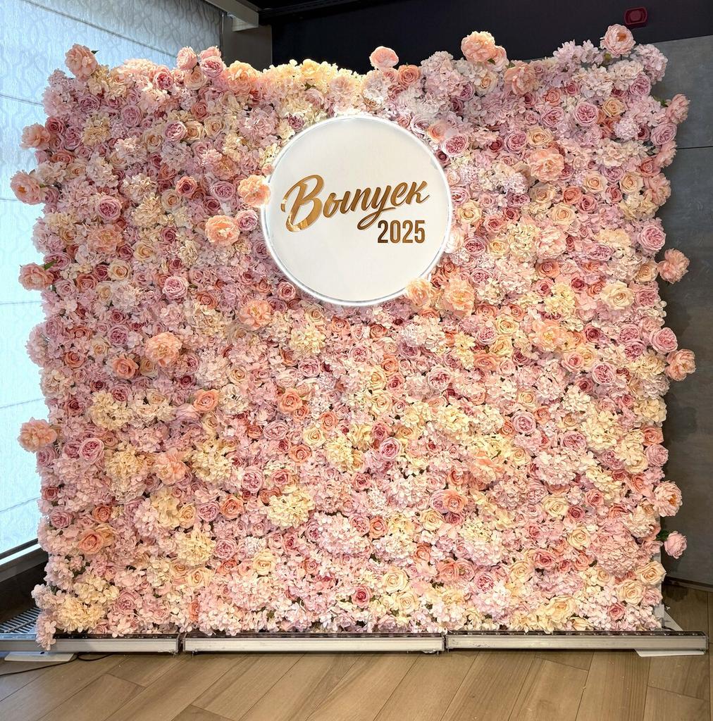 Цветочная стена из роз на выпускной
