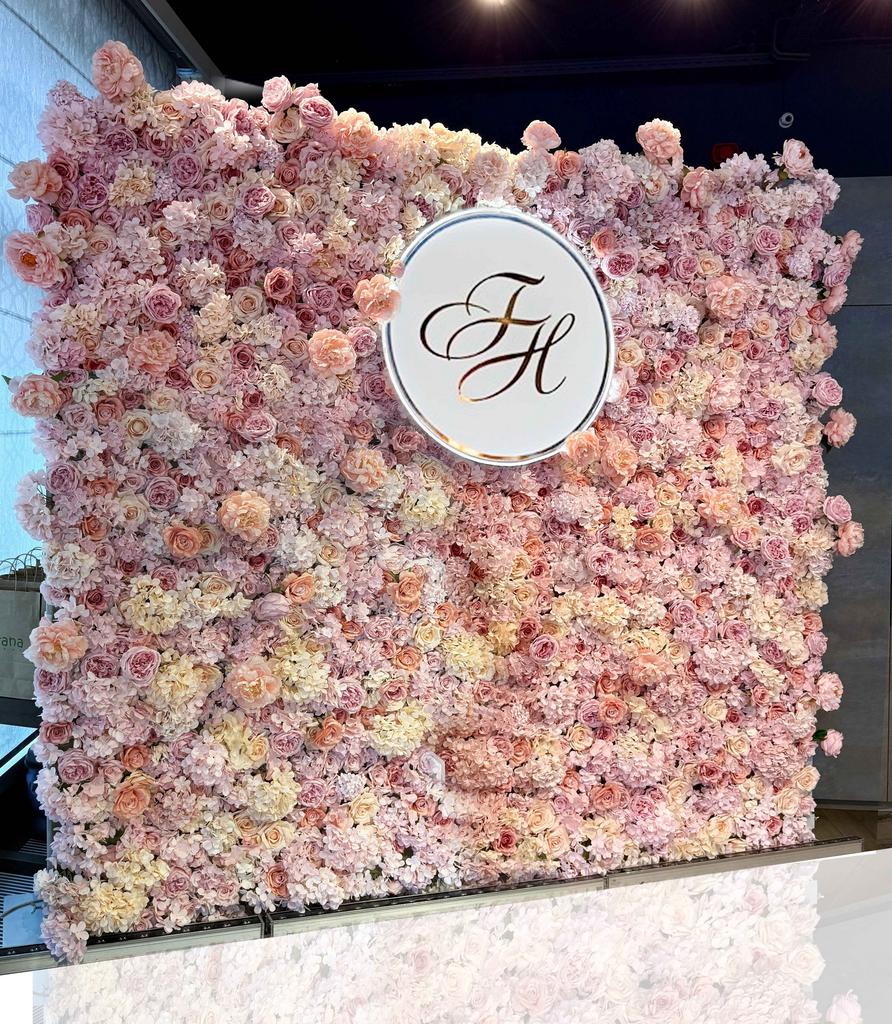 Цветочная фотозона стена из роз на свадьбу