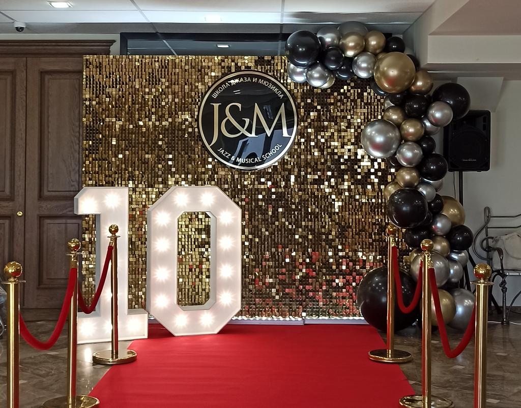 Фотозона пайетки с цифрами, шарами и логотипом