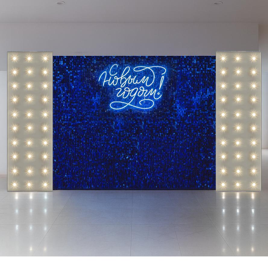 Новогодняя фотозона с лампочками на белом фоне