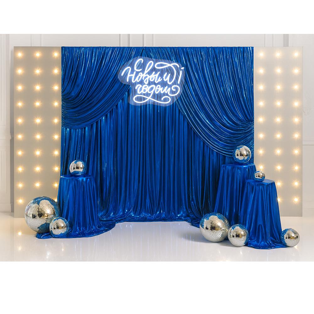 Фотозона из ткани с белыми панелями из лампочек, тубусами и дискошарами